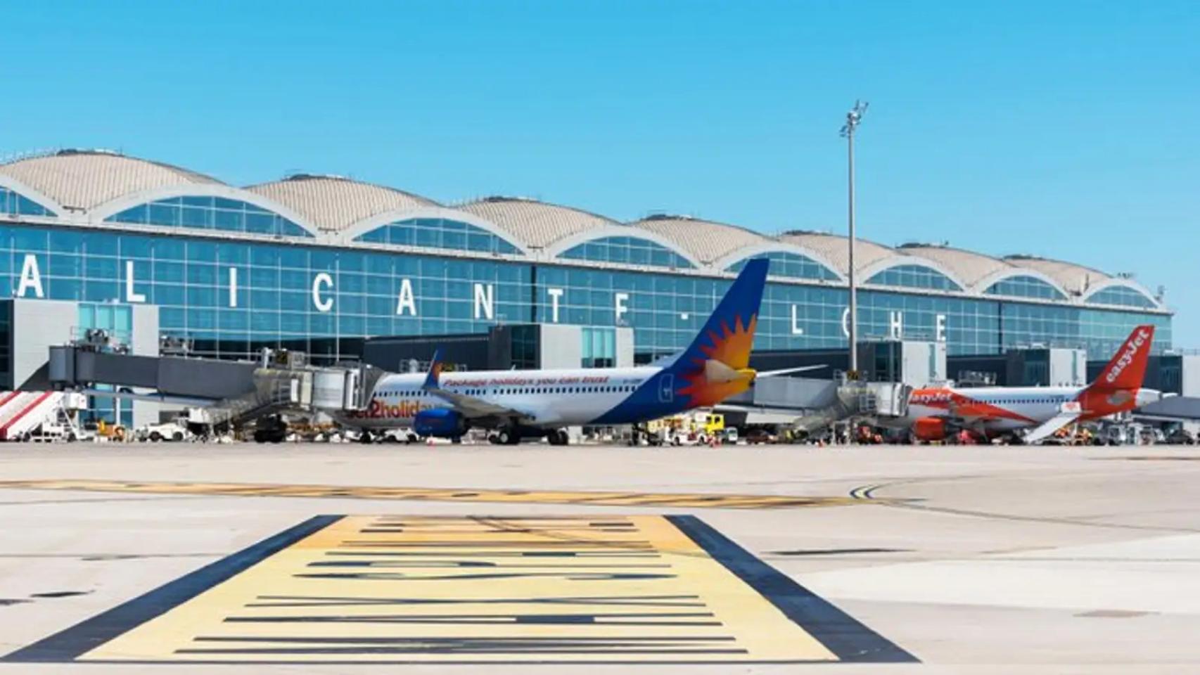 El aeropuerto de Alicante-Elche, desde la pista.