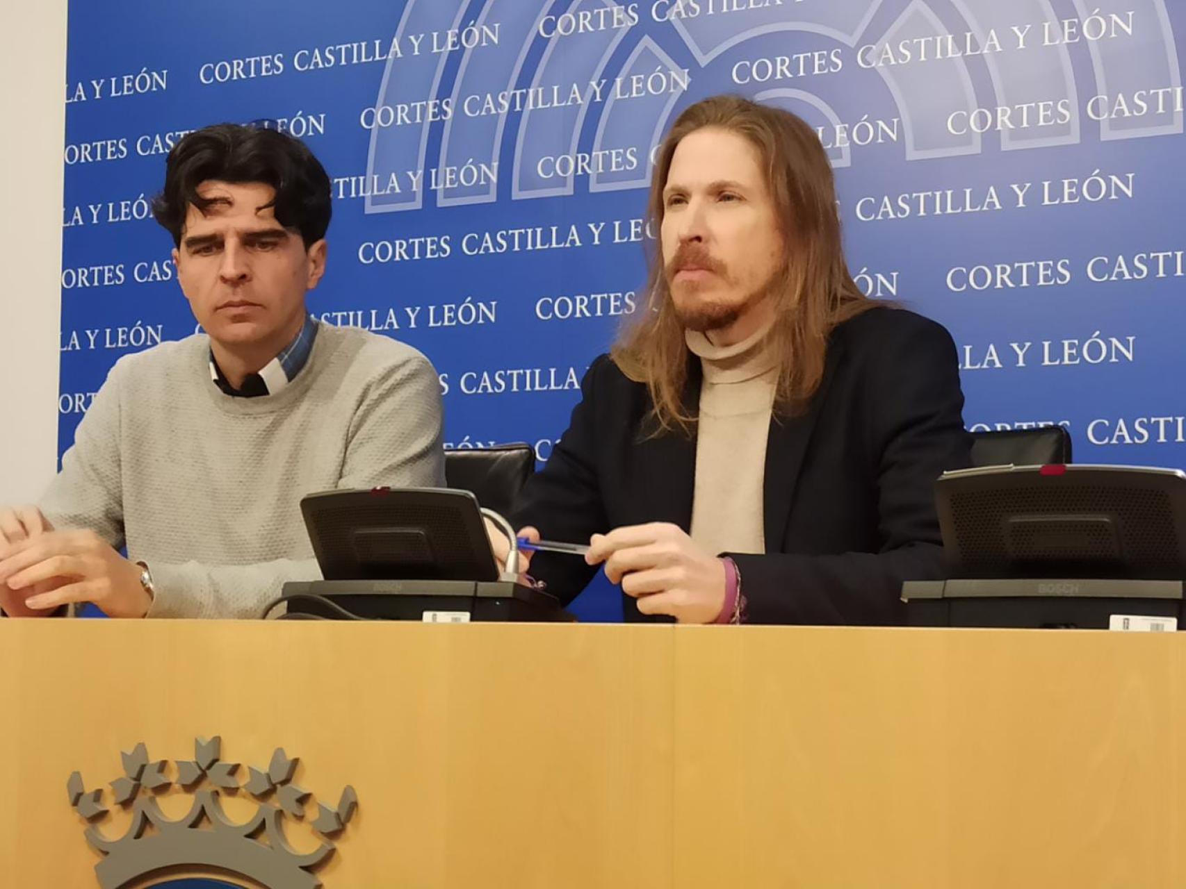 Los dirigentes de Izquierda Unida y Podemos en Castilla y León, Juan Gascón y Pablo Fernández, durante su rueda de prensa de este martes.