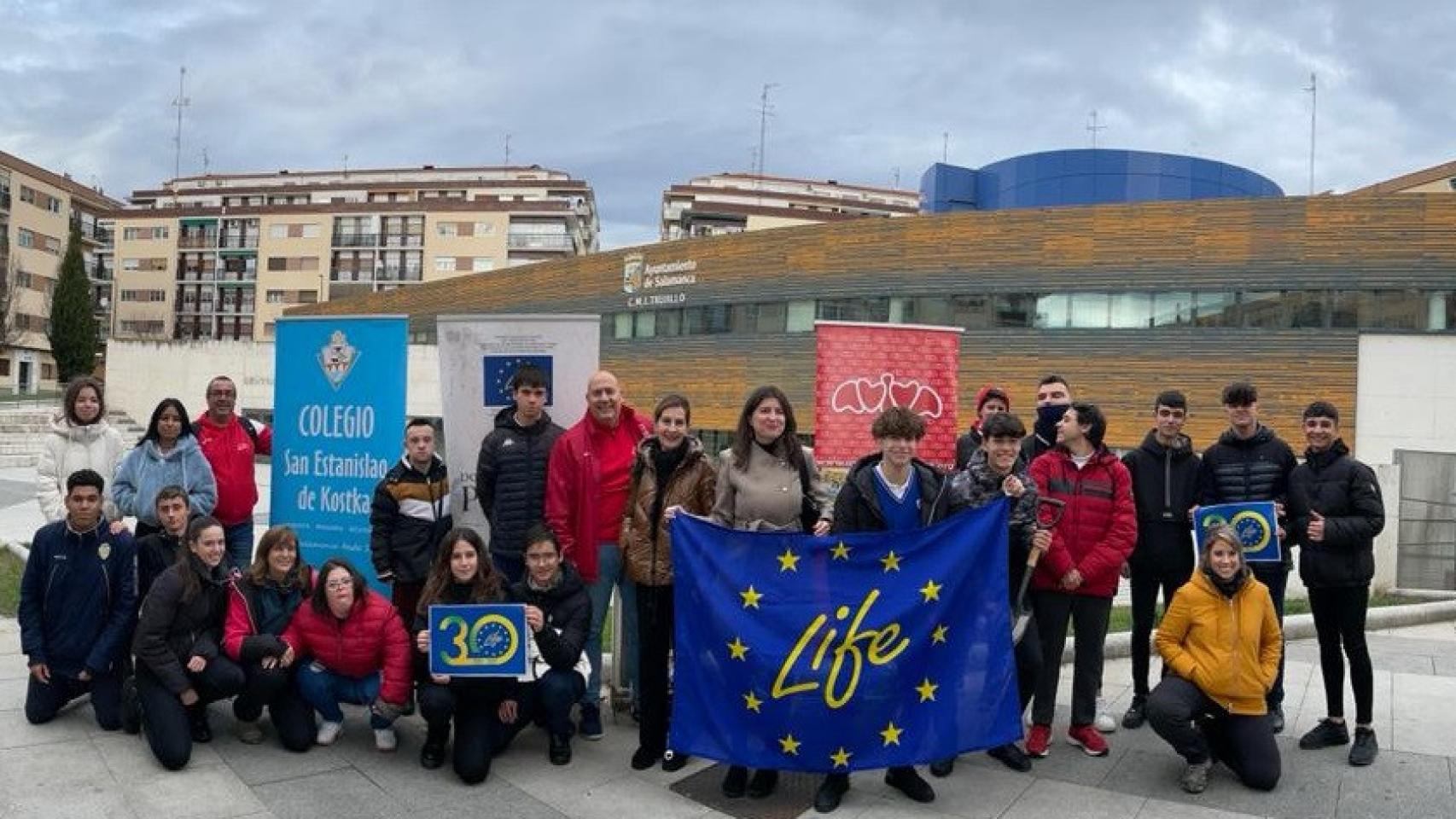 Aviva y los escolares del San Estanislao de Kostka plantan alcorques en la plaza de Trujillo