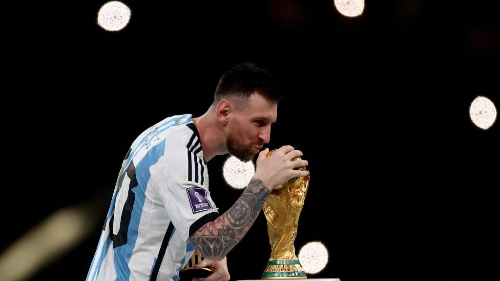 Leo Messi besa la Copa del Mundo