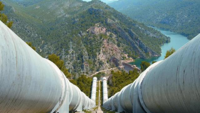 Tuberías del impulsión del trasvase desde el pantano El Bolarque. Foto: Miteco.