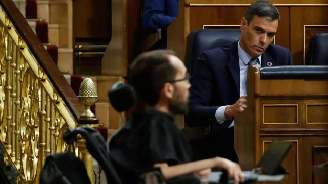 Pablo Echenique, portavoz de Unidas Podemos, ante Pedro Sánchez, presidente del Gobierno, en el Congreso.
