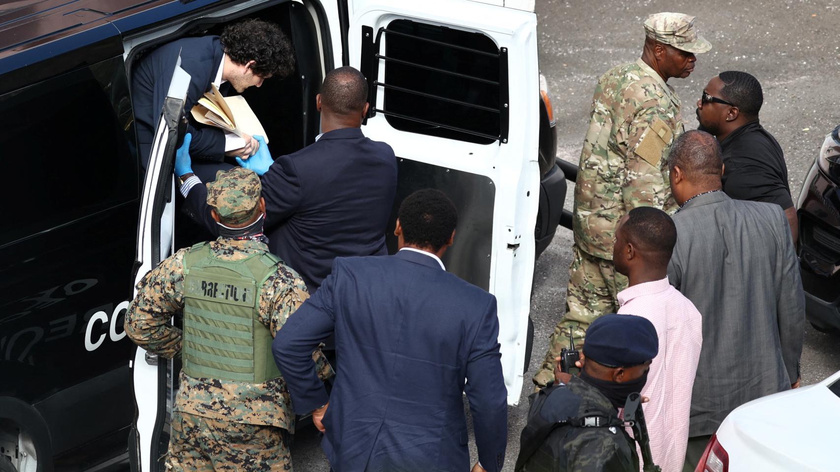 El fundador de la plataforma de criptomonedas FTX, Sam Bankman-Fried, a la entrada del Tribunal de Bahamas.