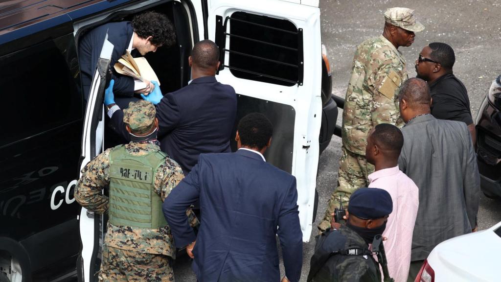 El fundador de la plataforma de criptomonedas FTX, Sam Bankman-Fried, a la entrada del Tribunal de Bahamas.