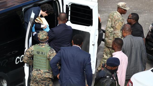 El fundador de la plataforma de criptomonedas FTX, Sam Bankman-Fried, a la entrada del Tribunal de Bahamas.