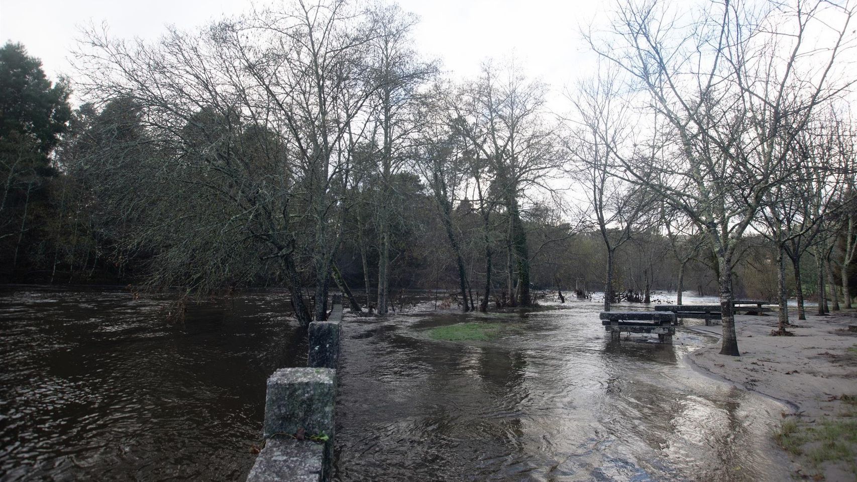 Campo inundado por el desbordamiento del río Tea, a 20 de diciembre de 2022, en Mondariz.