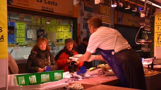 Puesto de alimentación en el mercado del Campillo de Valladolid