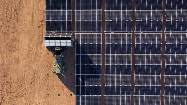 Proceso de instalación de las placas solares de 5B