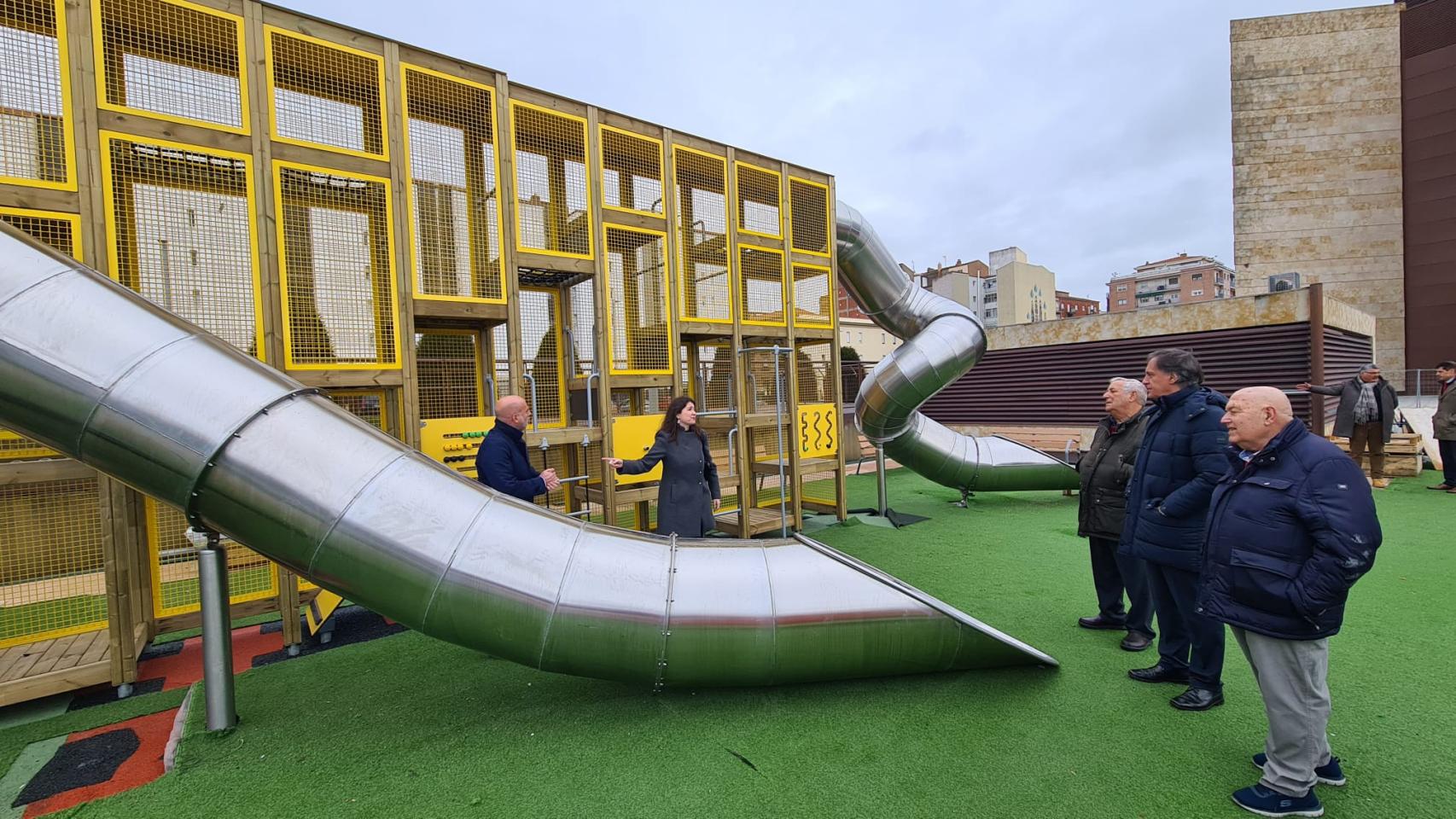 El alcalde de Salamanca, Carlos García Carbayo, visita el parque infantil de la Plaza de la Concordia