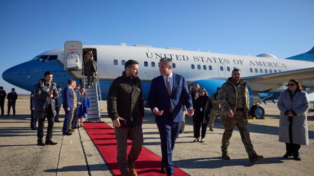 Zelenski llega a Washington, donde ha sido recibido nada más aterrizar por el jefe de protocolo de EEUU, Rufus Gifford.