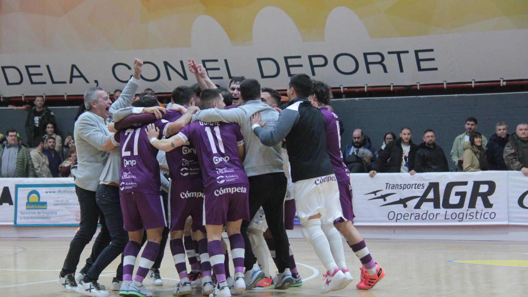 Los jugadores del BeSoccer UMA Antequera celebran la clasificación para la Copa de España