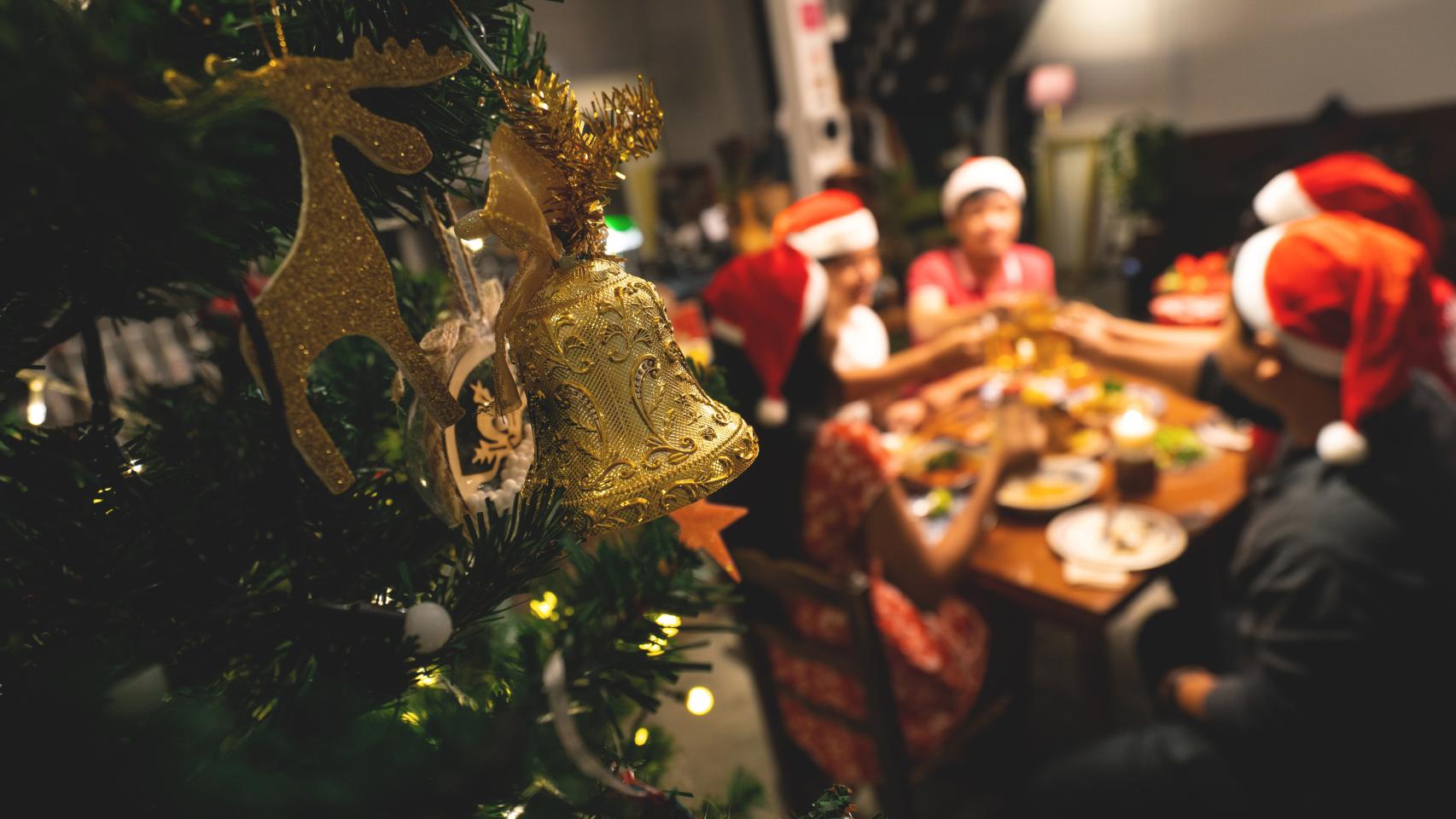 Imagen de archivo de una mesa familiar el día de Navidad.