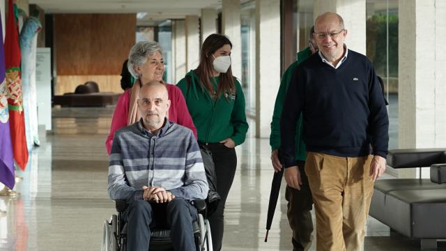 El procurador de Ciudadanos, Francisco Igea, y la Asociación de enfermos de esclerosis lateral amiotrófica en Castilla y León, ELACyL.