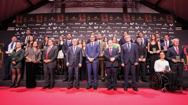 Foto de familia de los premiados en la gala del COE 2022 con Pedro Sánchez y Alejandro Blanco