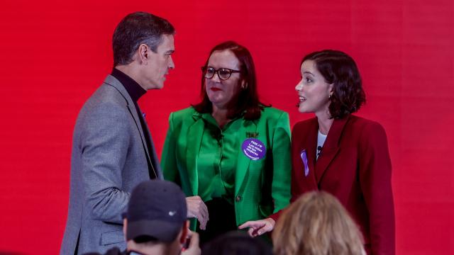 Pedro Sánchez (i) y la secretaria de igualdad del PSOE, Andrea Fernández (d), durante un acto de la Internacional Socialista.