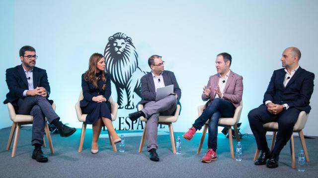 De izquierda a derecha, Emili Pascual (Banco Sabadell), Silvia Hernández (Microsoft), Alfonso Muñoz (EL ESPAÑOL-Invertia), Albert Pareja ( CaixaBank Tech) y Leandro Hermida (Ibercaja), en el evento 'Experiencia de empleado para lograr la excelencia en la experiencia de cliente' organizado por EL ESPAÑOL-Invertia junto a Microsoft.