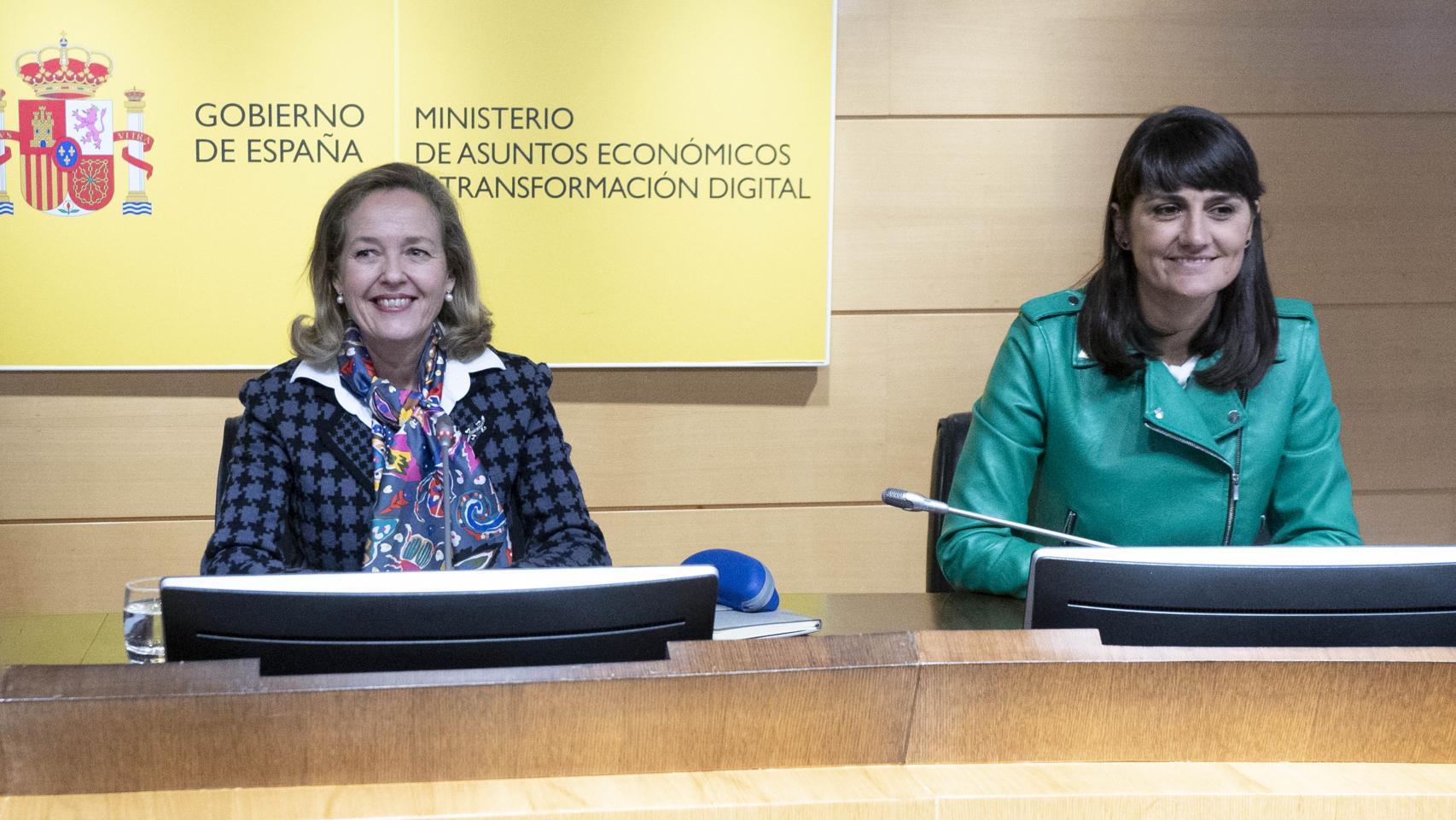 La vicepresidenta primera y ministra de Asuntos Económicos y Transformación Digital, Nadia Calviño (i) y la secretaria de Estado de Telecomunicaciones, María González Veracruz (d), durante una reunión con empresas del ámbito de la microelectrónica y los semiconductores el pasado 25 de noviembre de 2022,