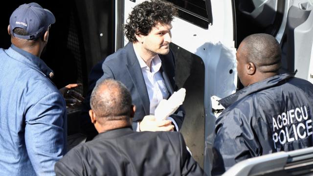 El CEO de FTX, Sam Bankman-Fried, es escoltado a la entrada del Tribunal de Bahamas.