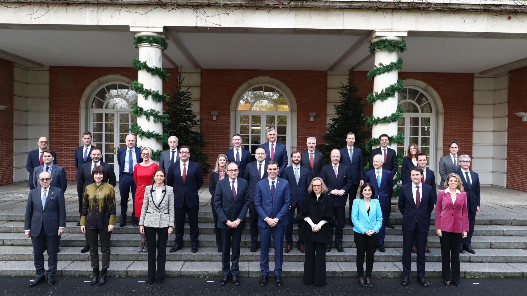 Foto de familia de la reunión entre el presidente del Gobierno, Pedro Sánchez, y los representantes de la industria farmaceútica.