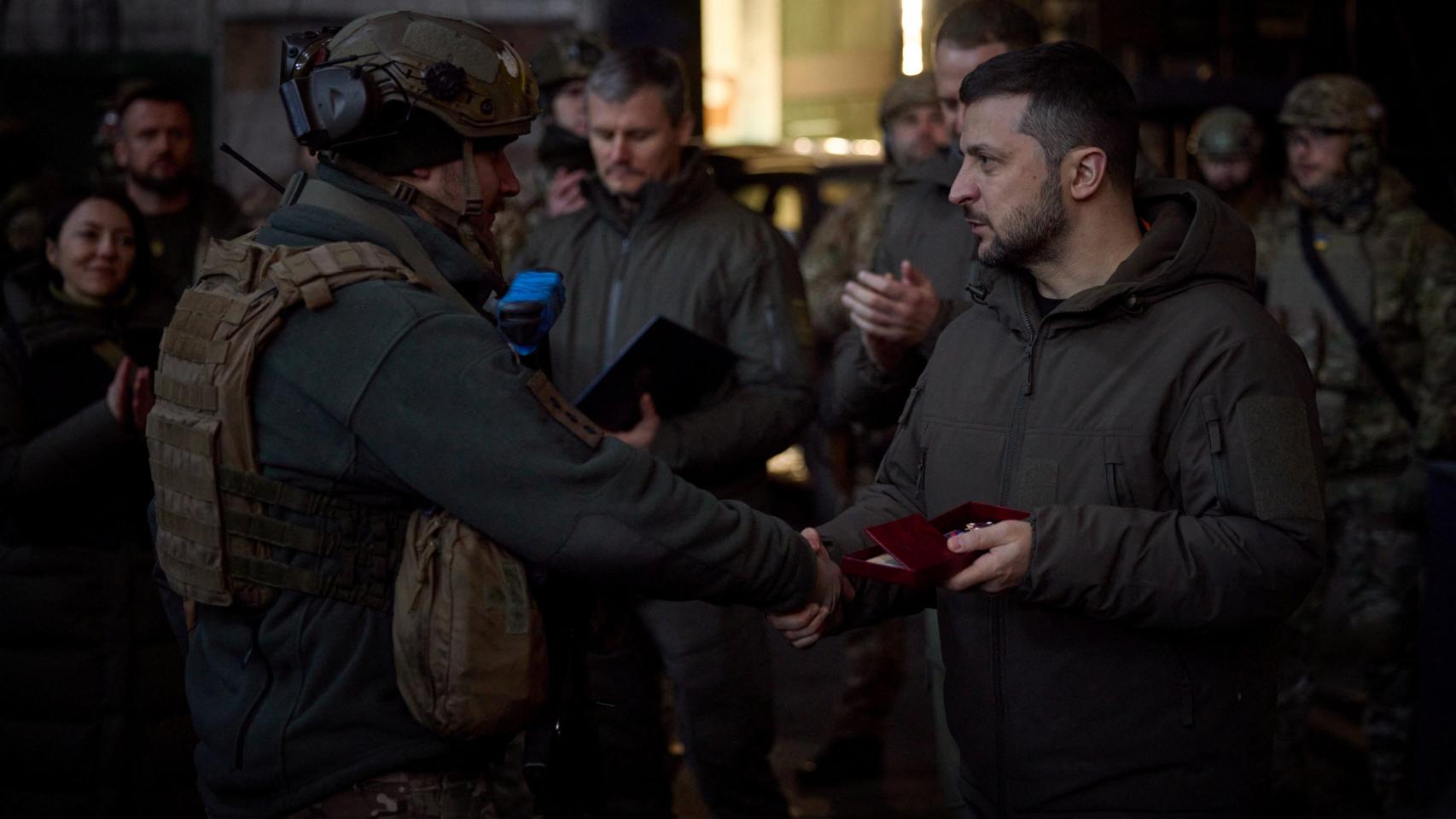 Zelenski condecora a un soldado en el frente en Bakhmut.