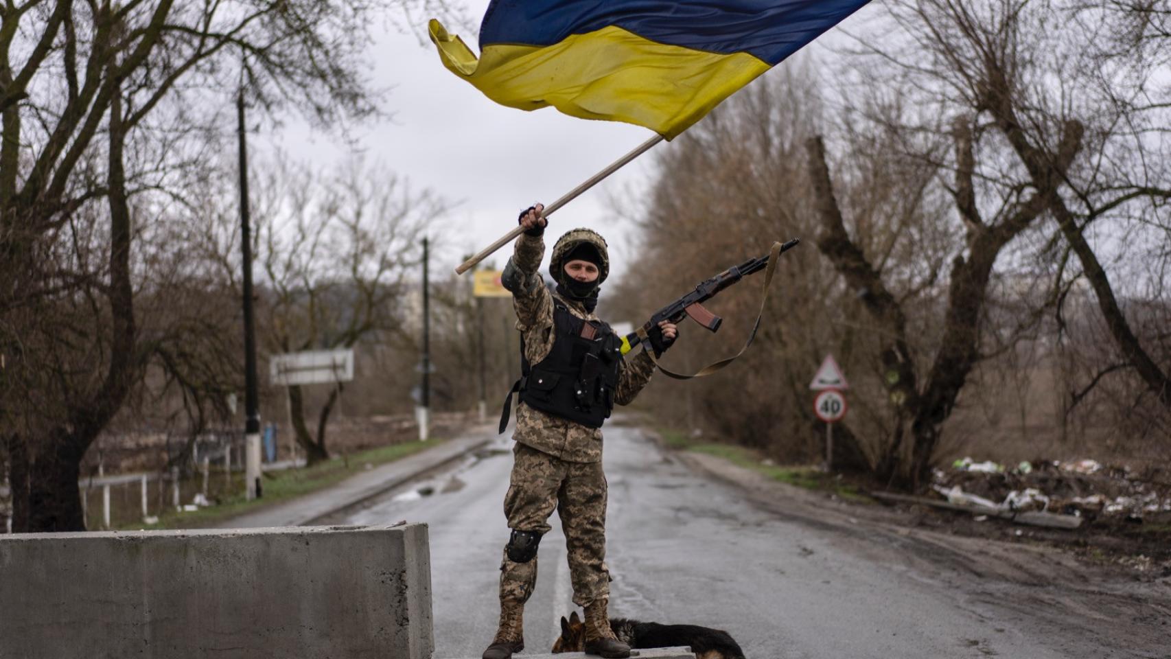 Un soldado ucraniano con una bandera tras la liberación de Buchaca.