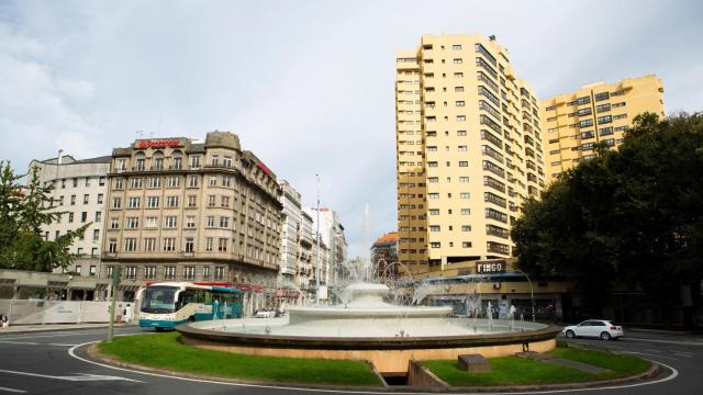 La torre Efisa de A Coruña, a la derecha, edificio que implantó aislamiento térmico en la fachada.