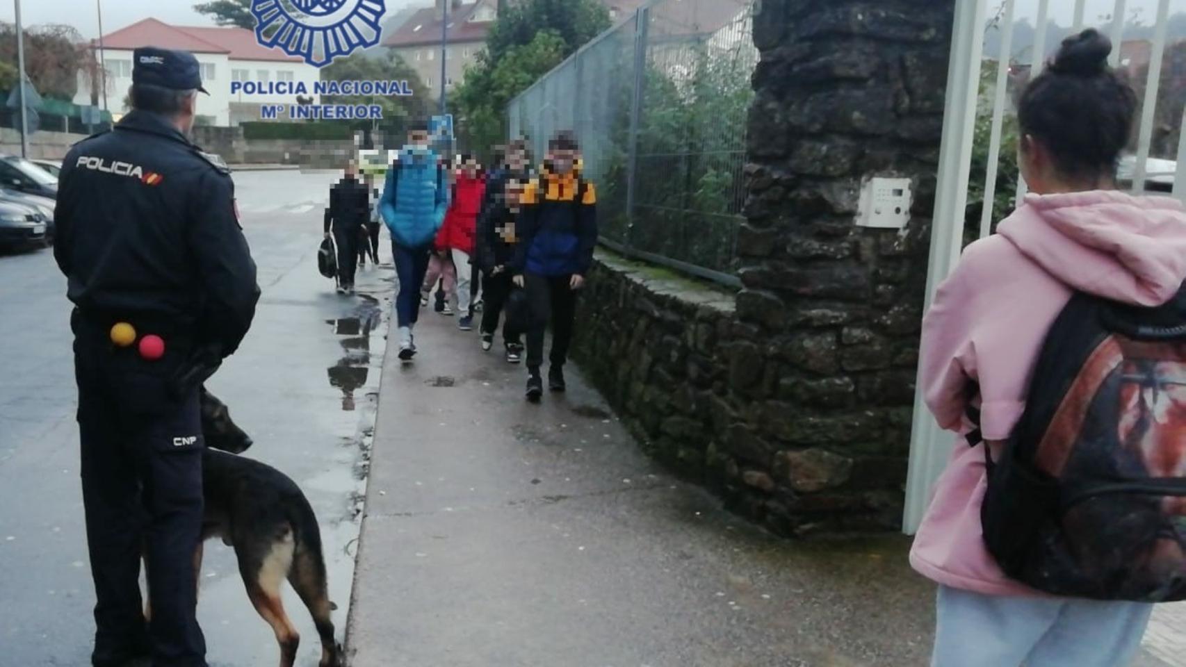 Control de seguridad en la entrada del IES A Guía, en Vigo.