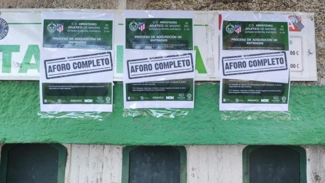 Carteles de aforo completo en la taquilla del estadio del Arenteiro.