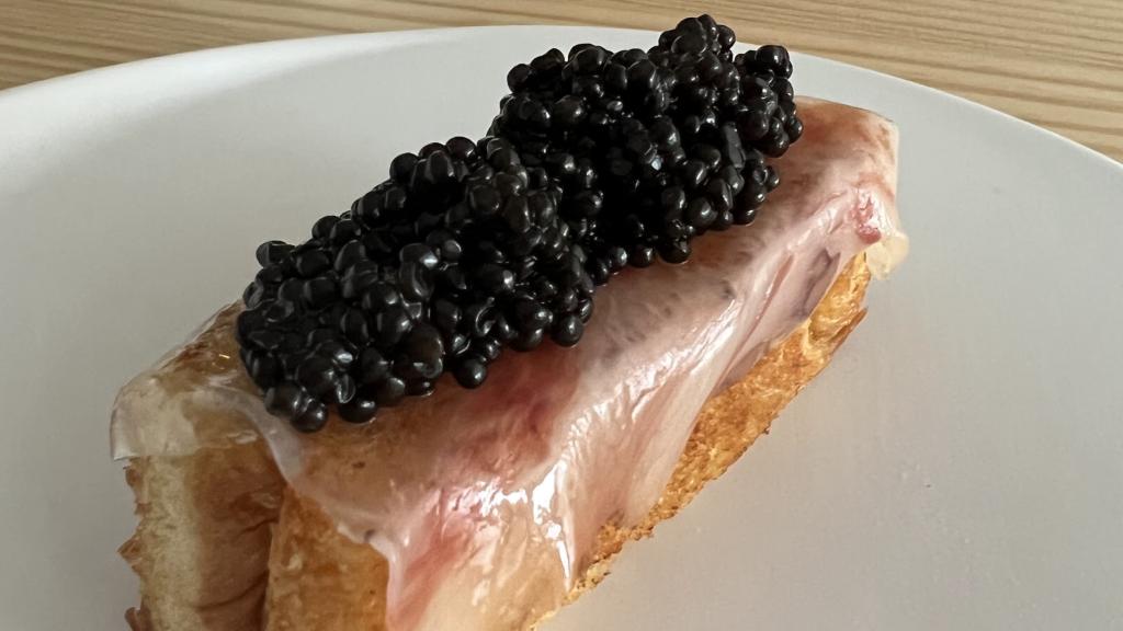 Un brioche preparado con papada ibérica y caviar Baeris