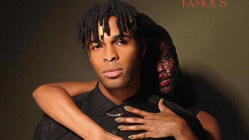 Famous, en la portada de su single 'La Lola'