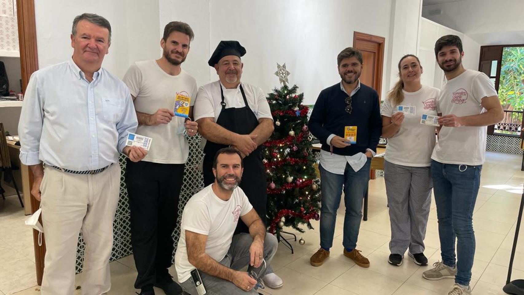 Algunos voluntarios y trabajadores del comedor.