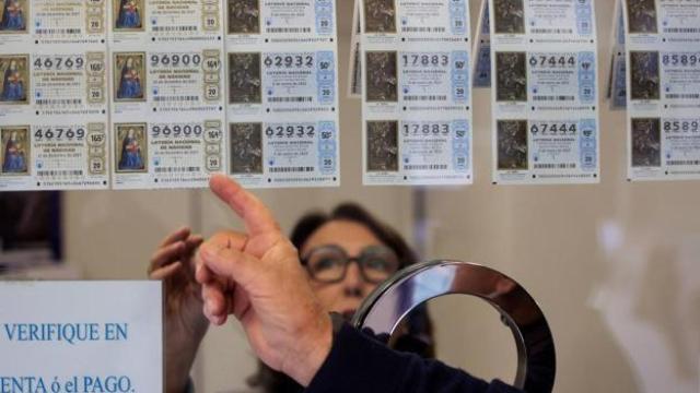 Una persona eligiendo un cupón en una administración.