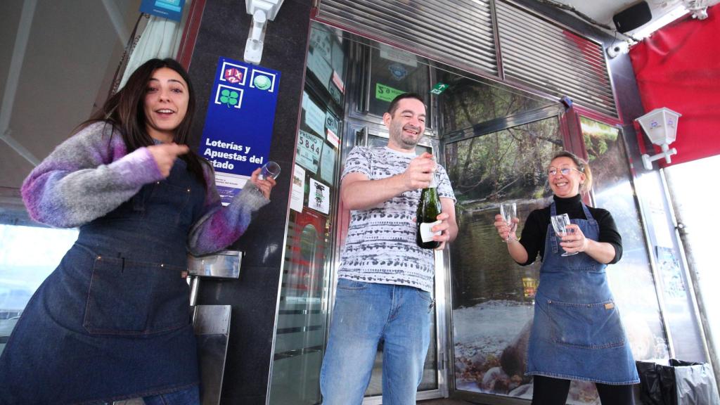 El bar El Moderno de Columbrianos (León), reparte treinta décimos del Gordo de Navidad