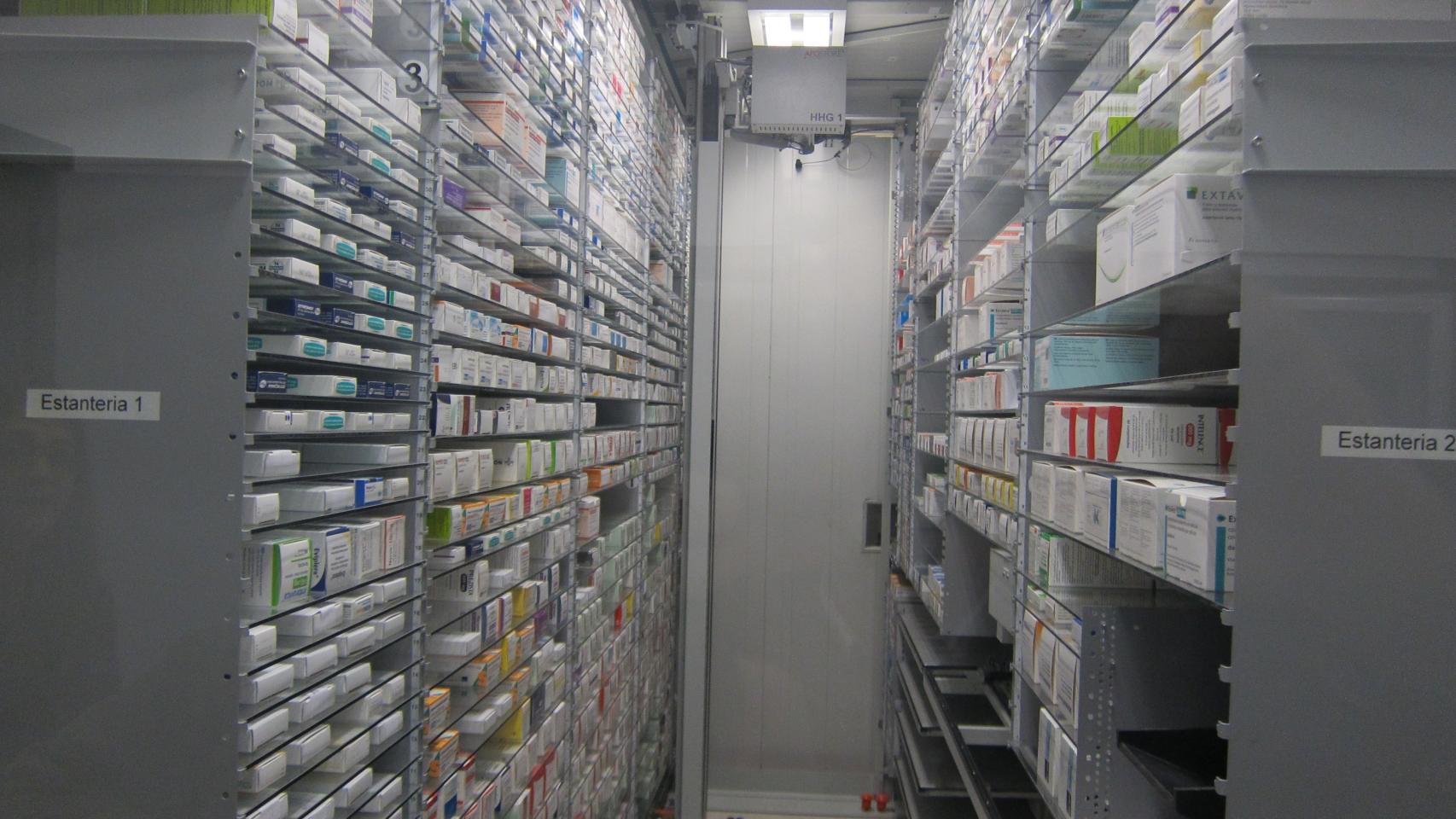 Estanterías de una farmacia. EP