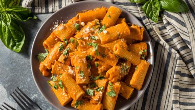 [BC Antes del 31/12] Rigatoni con burrata y tomates cherry gratinados, tu nueva receta favorita de pasta con tomate