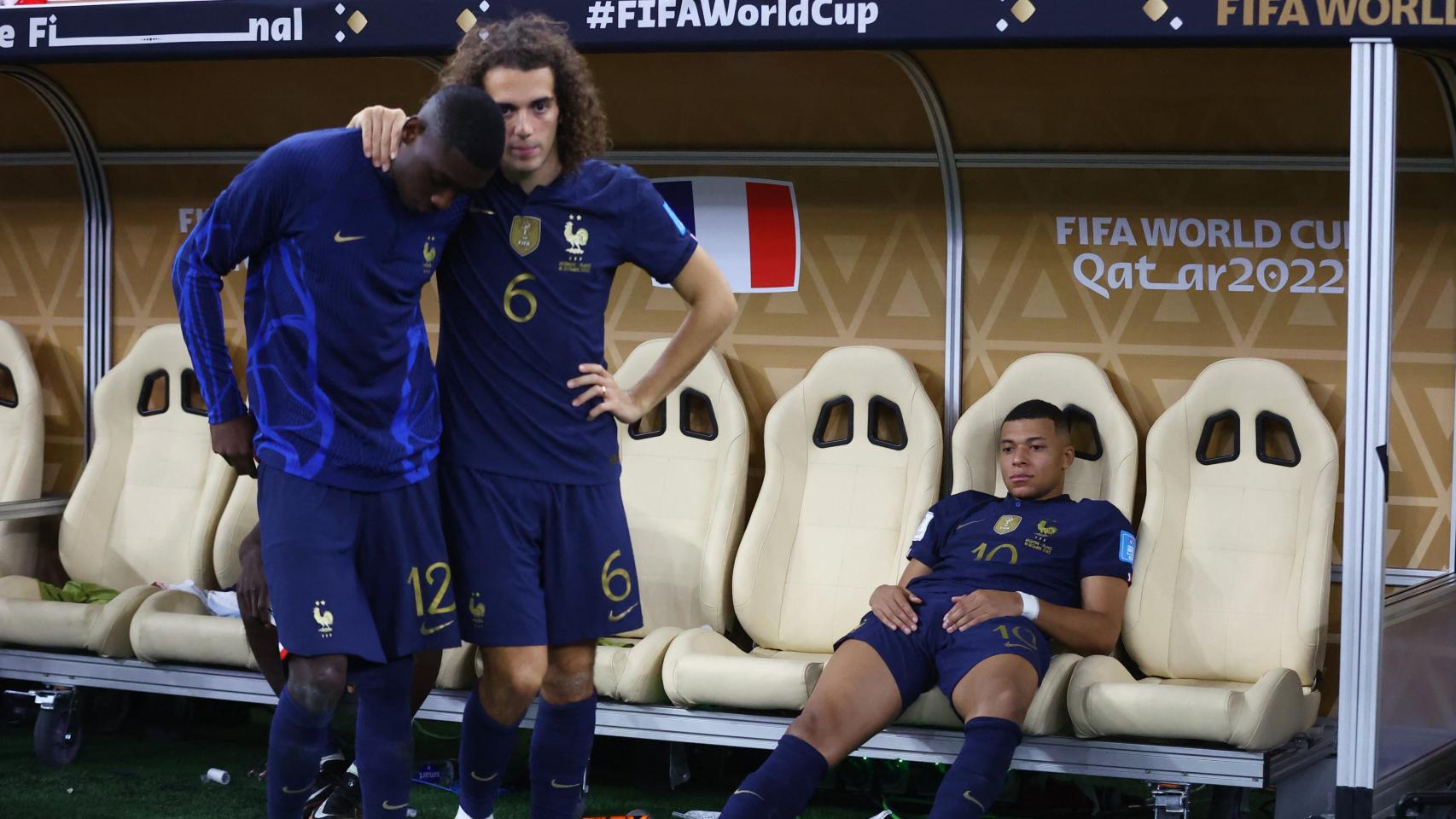 Los jugadores de Francia lamentándose tras la derrota.