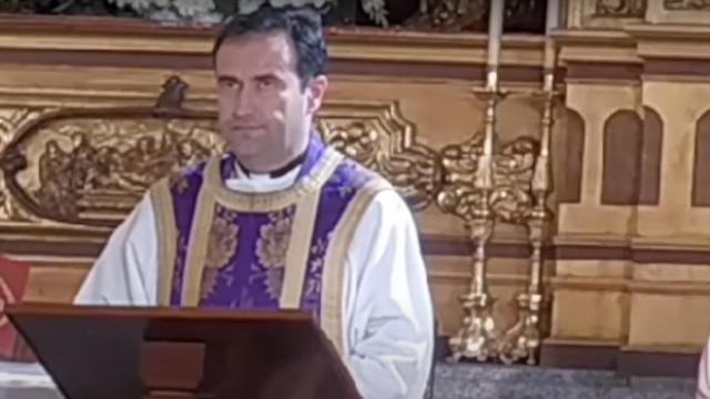 Un cura atribuye la homosexualidad  a la falta de cariño paterno: Se puede cambiar