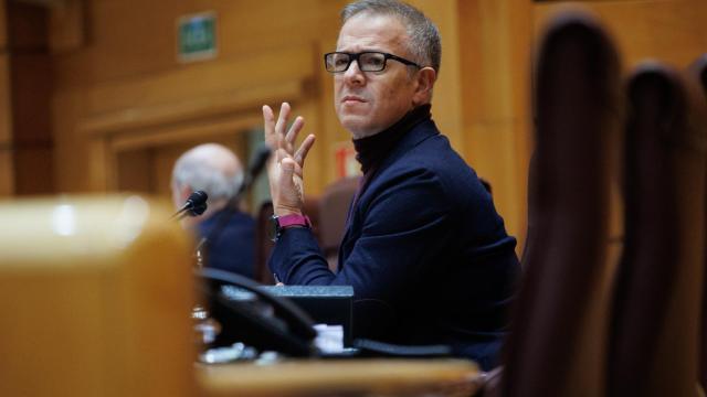 El presidente del Senado, Ander Gil, durante una sesión plenaria en el Senado de este jueves.