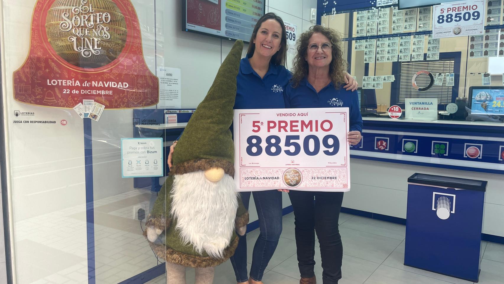 Madre e hija, felices con el cartel y su gnomo.