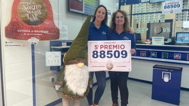 Madre e hija, felices con el cartel y su gnomo.