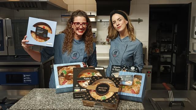 Los seis roscones de Reyes probados por las reposteras Begoña Gardel (izquierda) e Irene Amat (derecha).
