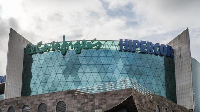 Fachada de un centro comercial de El Corte Inglés.