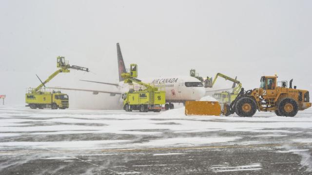 Un avión de Air Canadá en un aeropuerto de Estados Unidos.