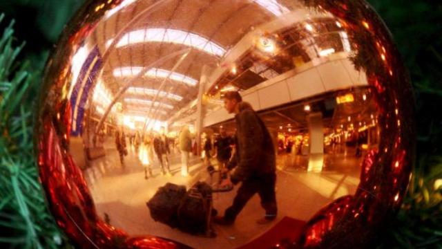 La vicelacaldesa y el alcalde de Alicante entran en la bola de Navidad gigante instalada por el Ayuntamiento.