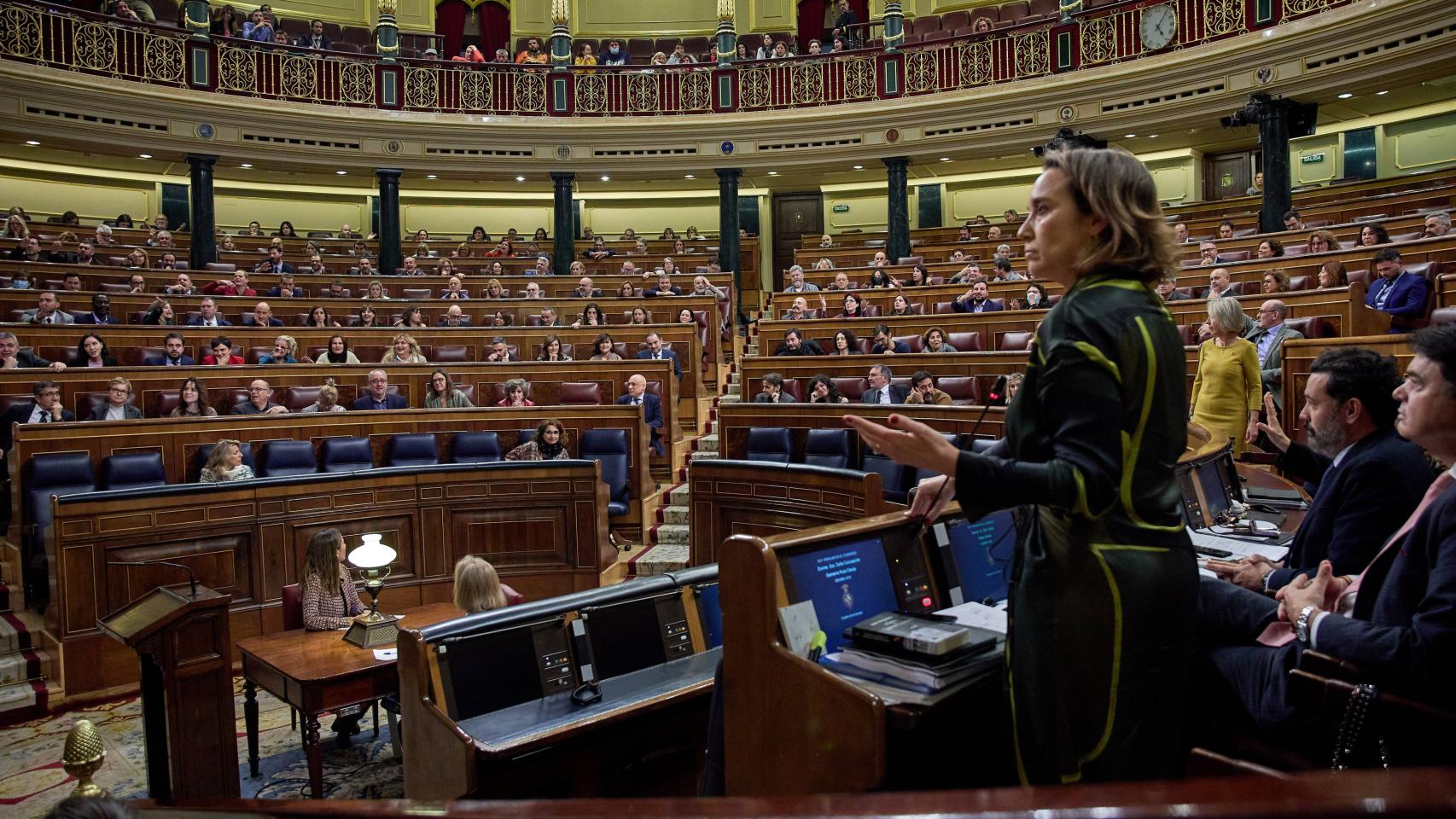 La portavoz y secretaria general del PP, Cuca Gamarra, en el pleno del Congreso el 15 de diciembre.