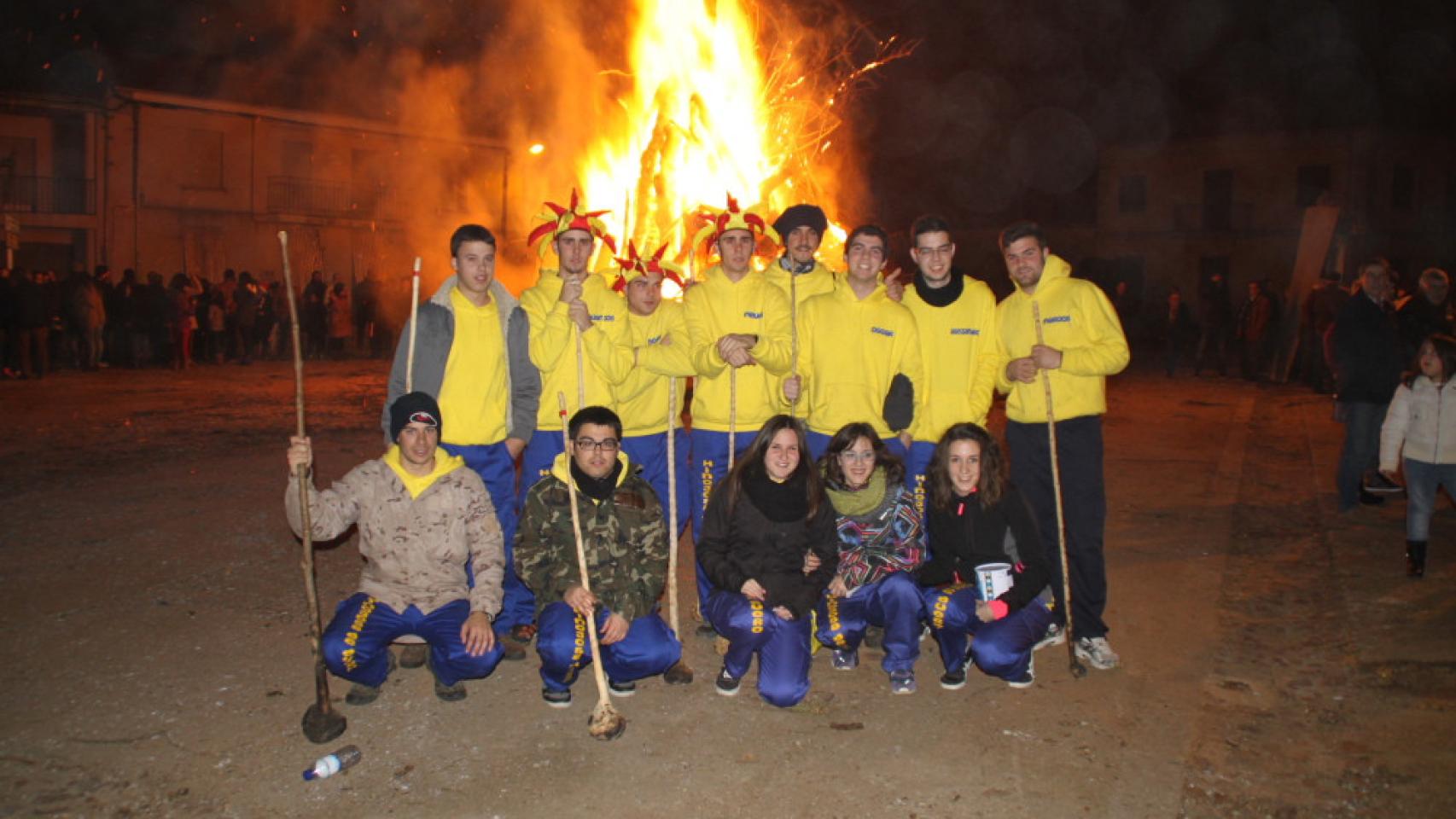 Quintos de Hinojosa en una celebración ritual del fuego de hace algunos años
