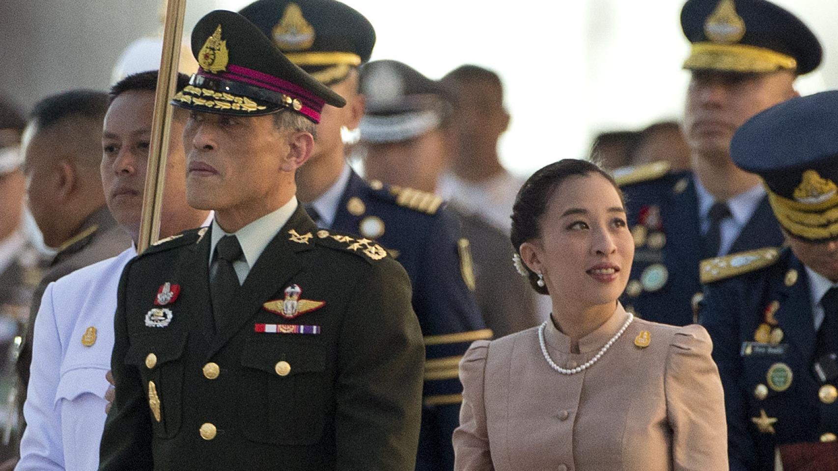 La princesa Bajrakitiyabha y su padre, el rey de Tailandia. 
