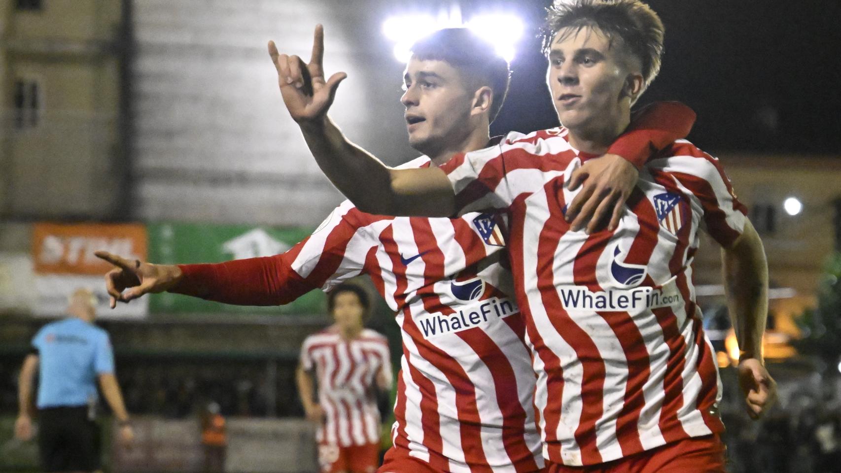 Pablo Barrios celebra su gol con el Atlético de Madrid.