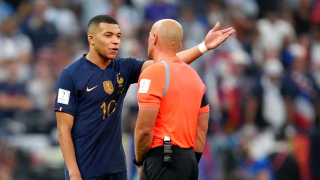 Szymon Marciniak recibe las protestas de Kylian Mbappé en la final del Mundial