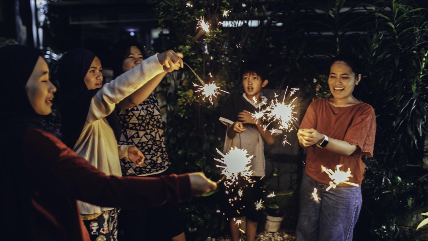 Imagen de archivo de una celebración de Nochevieja en familia.